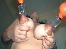 熟れた女の熟れた敏感デカ乳首　フル勃起したボテ乳首を吸う、噛む、舐める、弄びイカす　４　サンプル画像16